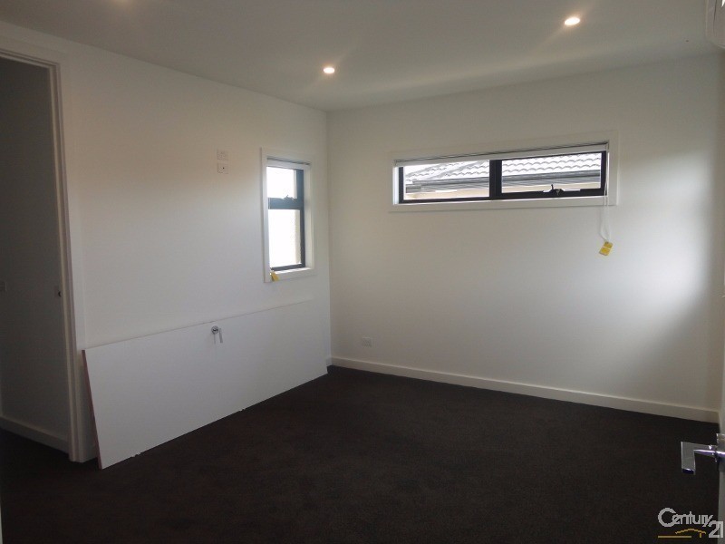 2/8 Mimosa Avenue, Oakleigh VIC 3166