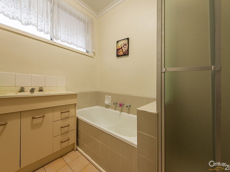 11 Barringun Crescent, Clayton South VIC 3169