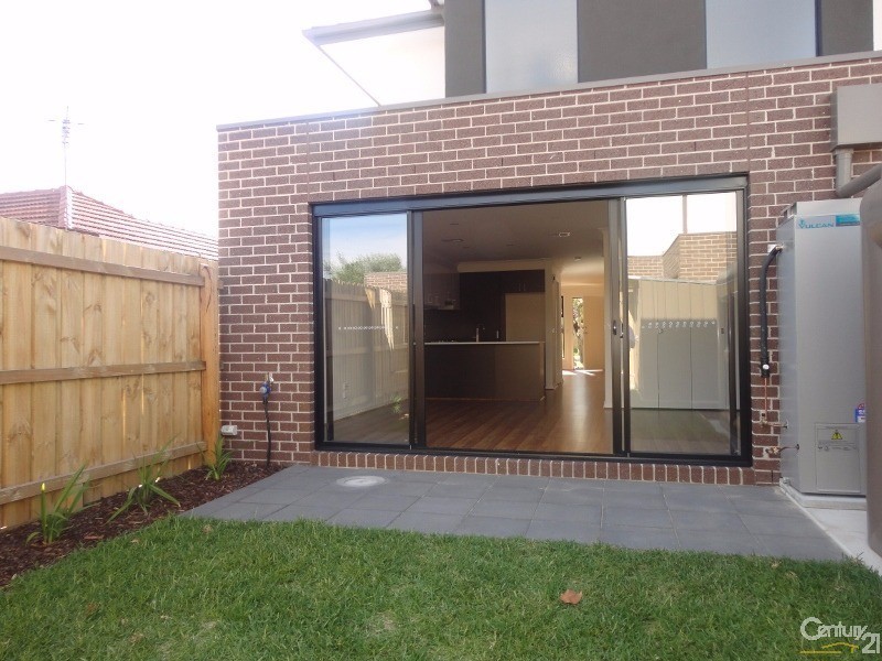 1/122 Kanooka Grove, Clayton VIC 3168