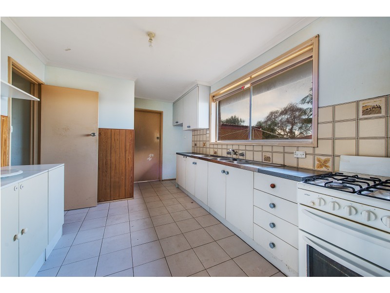 8 Narrumburn Road, Clayton South VIC 3169