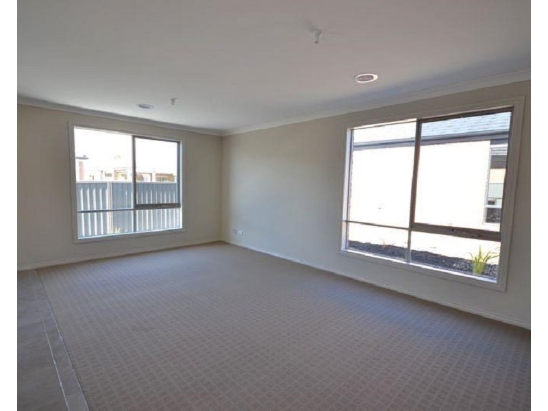 26 Canmore Street, Cranbourne East VIC 3977