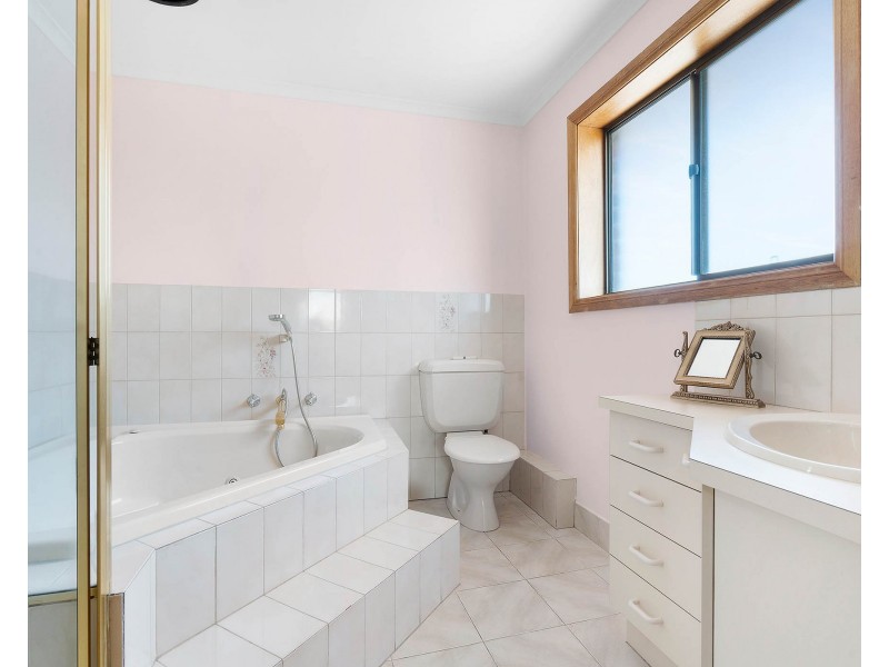 8 Sandalwood Drive, Oakleigh South VIC 3167