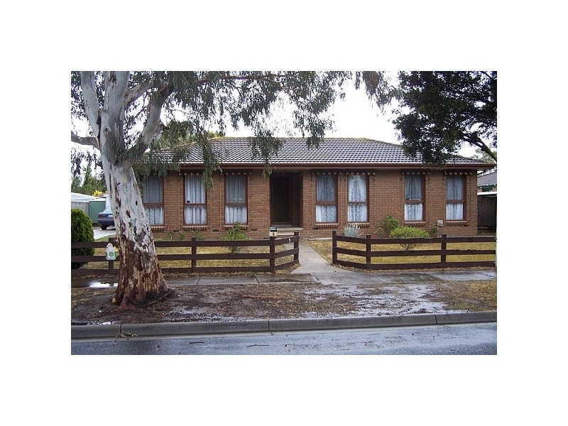 5 McMillan Court, Cranbourne North VIC 3977