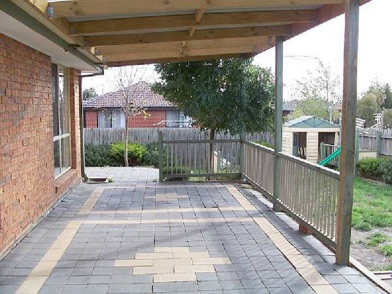 11 Raffindale Crescent, Cranbourne West VIC 3977