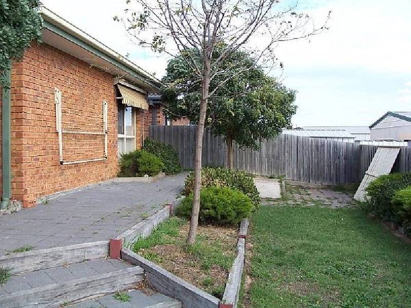 11 Raffindale Crescent, Cranbourne West VIC 3977