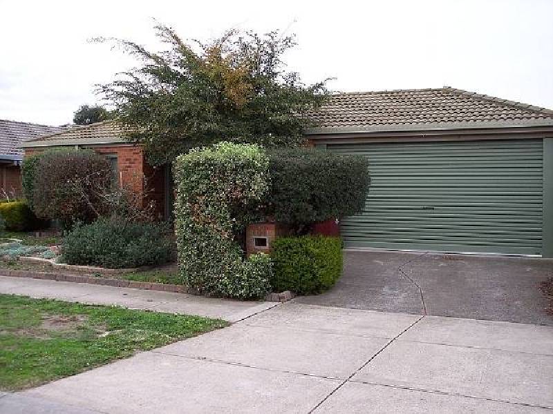 12 Pinehill Court, Cranbourne North VIC 3977