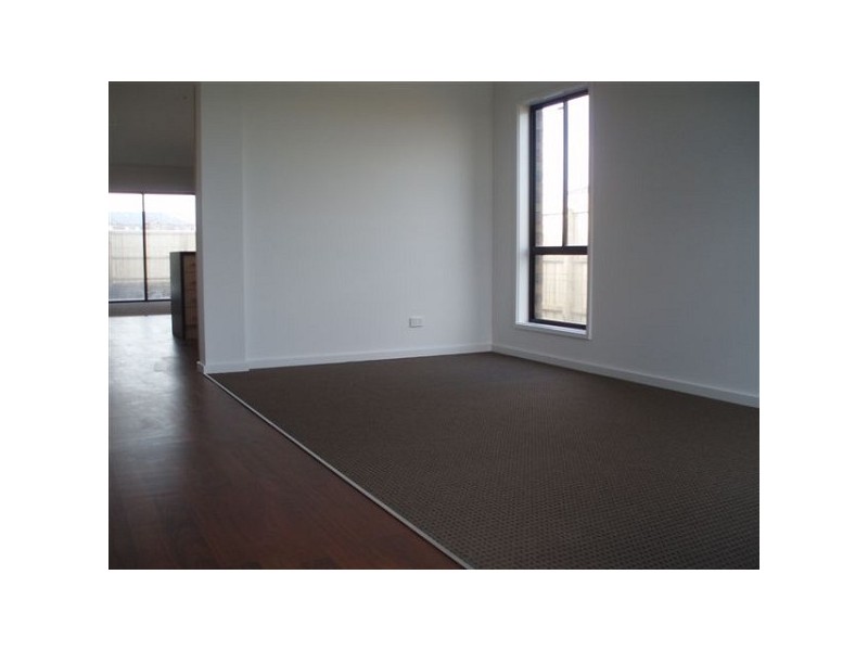 16 Violet Way, Cranbourne VIC 3977