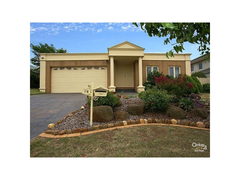 19 Aisha Crescent, Dingley Village VIC 3172