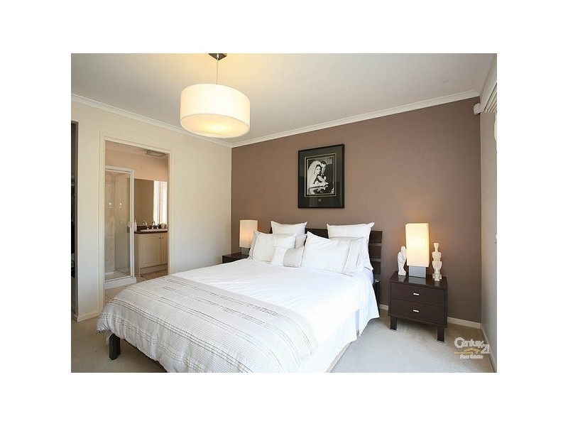 25 Kingsland Close, Dingley Village VIC 3172