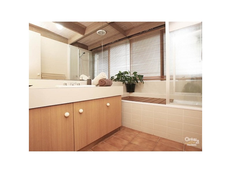 5 Locksley Close, Dingley Village VIC 3172