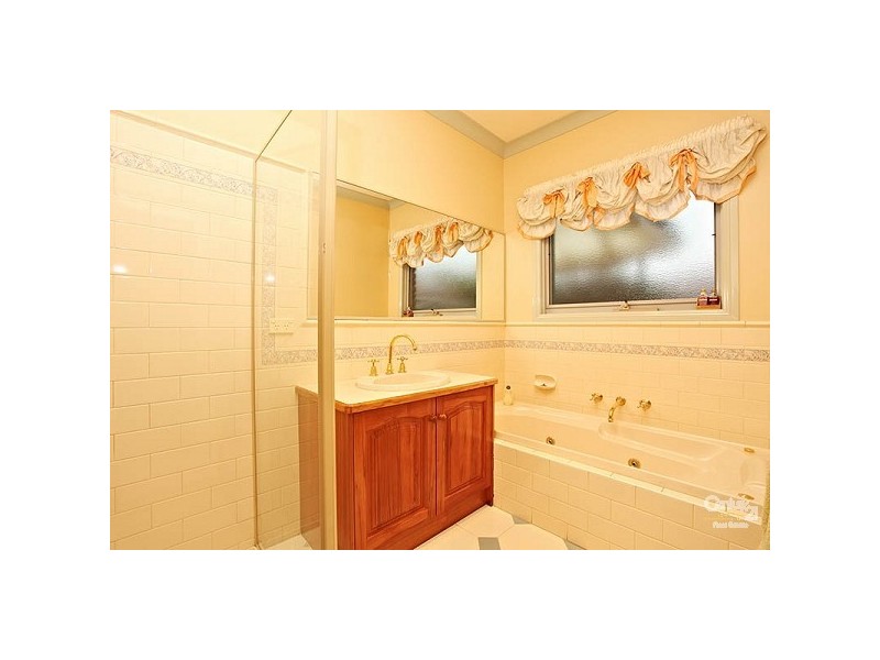 2 Grandiflora Court, Dingley Village VIC 3172