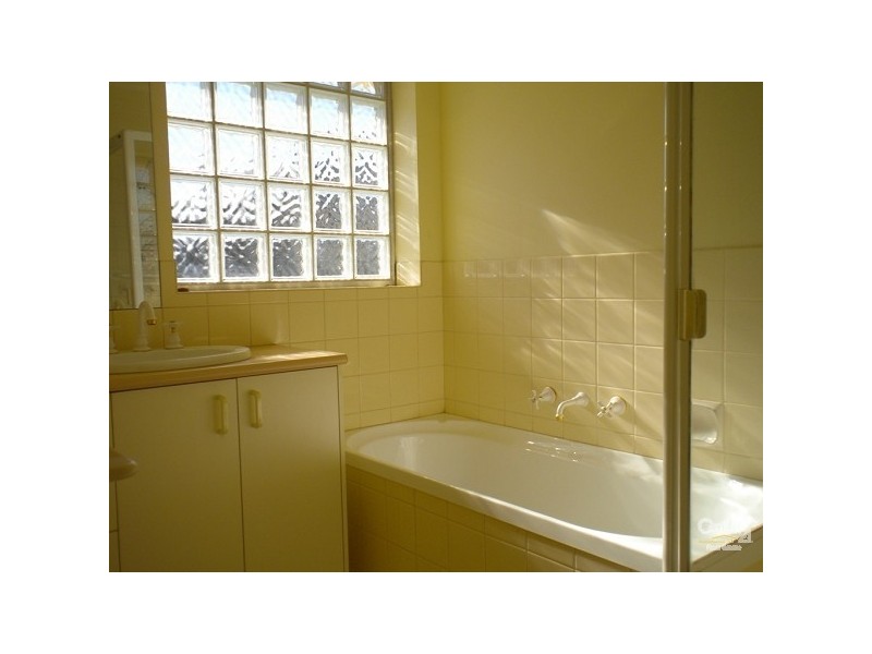 5 Glen Avis Grove, Dingley Village VIC 3172