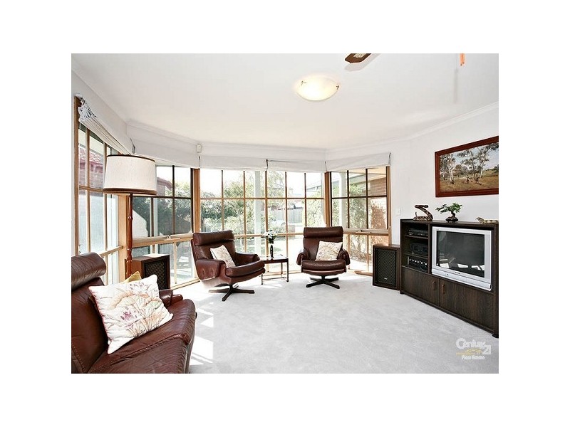 6 Aisha Crescent, Dingley Village VIC 3172