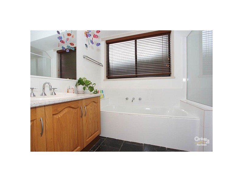 12 Wyndarra Crescent, Dingley Village VIC 3172