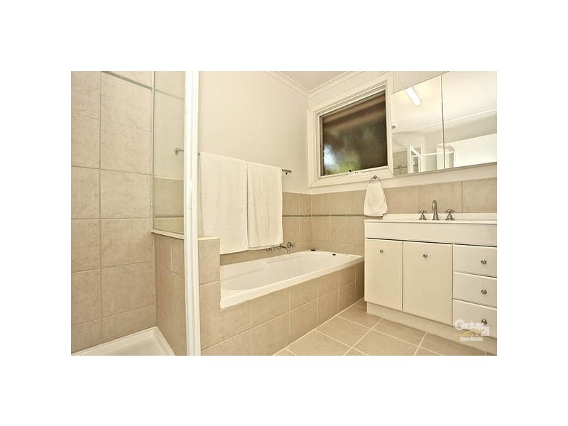 8 Rhoda Street, Dingley Village VIC 3172