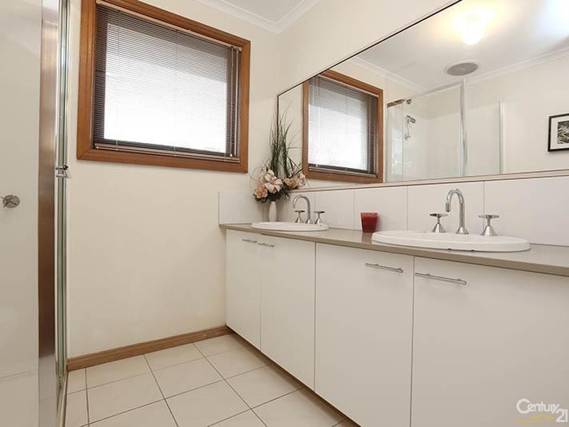 1 Teralba Close, Dingley Village VIC 3172