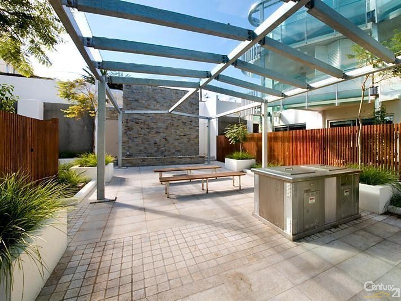 31/15 Beach Road, Hampton VIC 3188