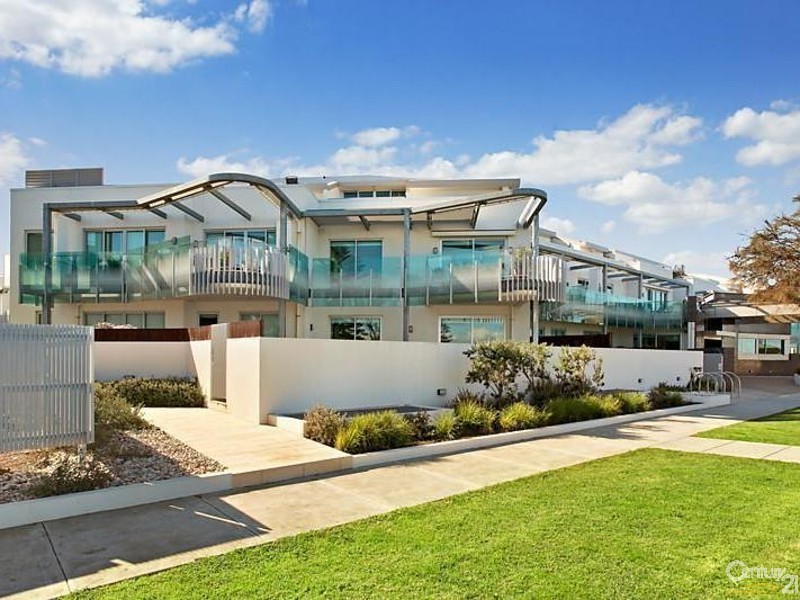 31/15 Beach Road, Hampton VIC 3188
