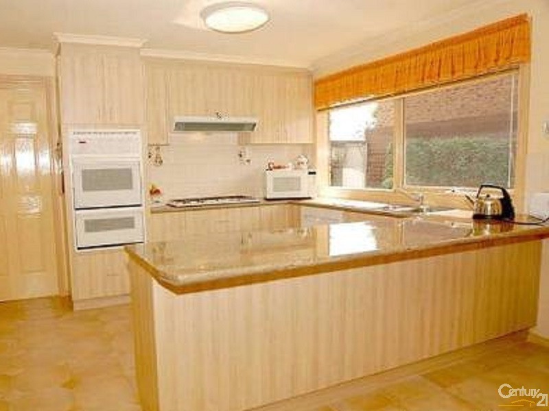 33 Kingston Drive, Dingley Village VIC 3172