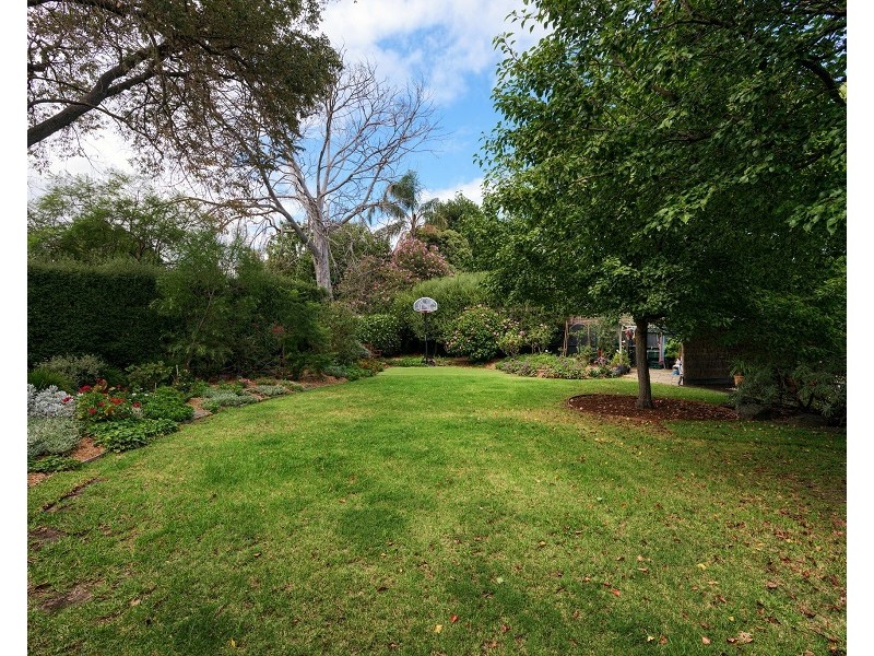 6 Bellaire Crt, Beaumaris VIC 3193