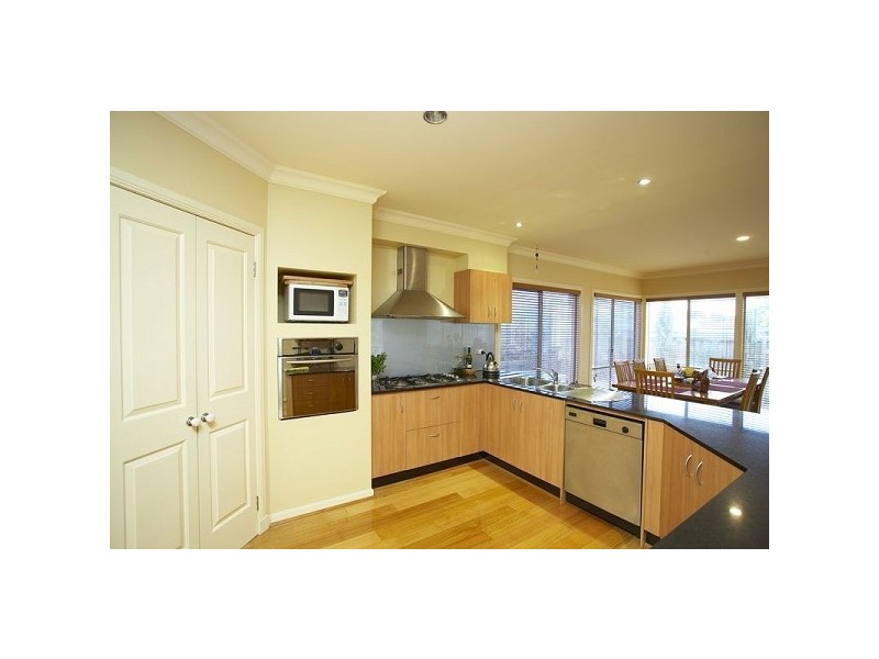 7 Donna Close, Dingley Village VIC 3172