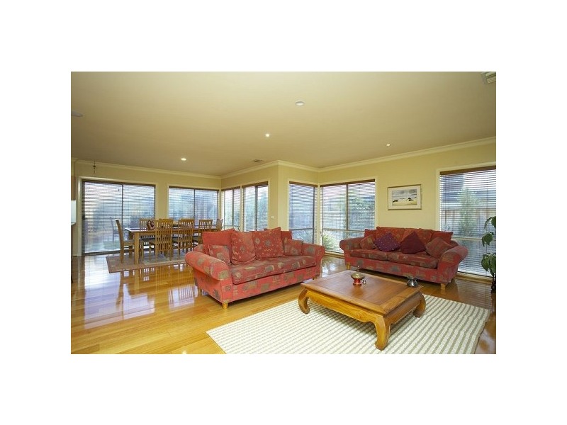 7 Donna Close, Dingley Village VIC 3172