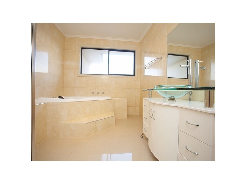 12 Horizon Point, Sanctuary Lakes VIC 3030