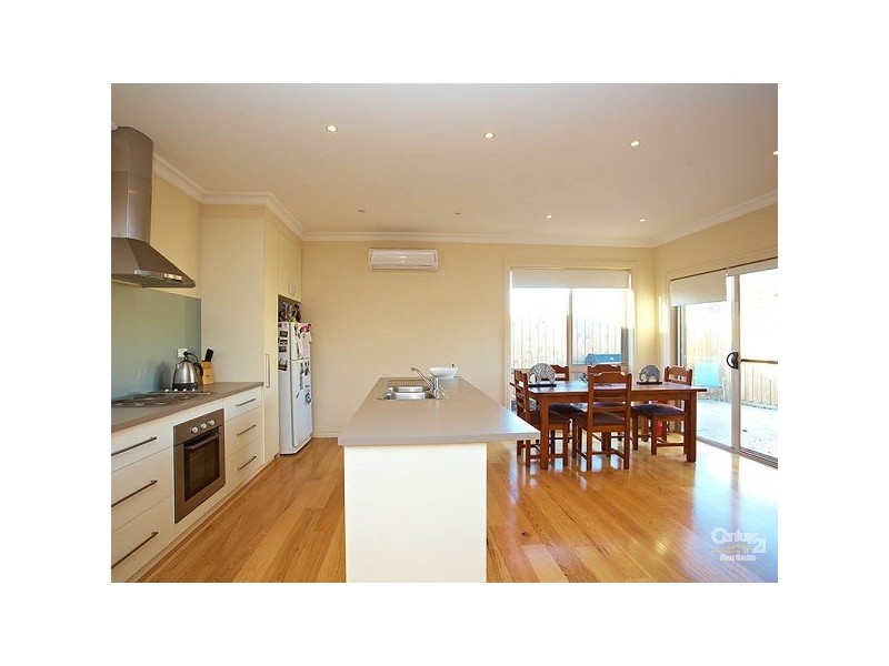 2/27 Hefferenan Street, Laverton VIC 3028