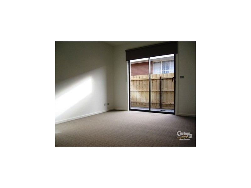 1/21 Dove Ave, Altona VIC 3018