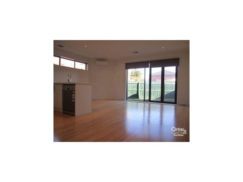 2/21 Dove Ave, Altona VIC 3018