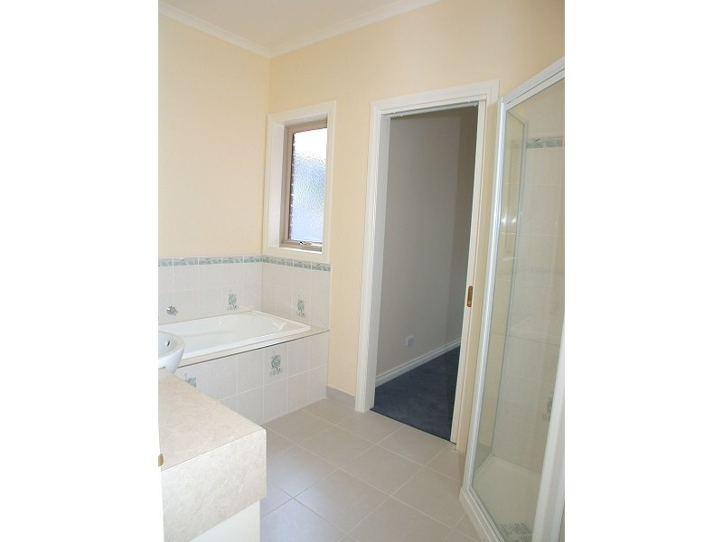 2/78 Robinlee Avenue, Burwood East VIC 3151