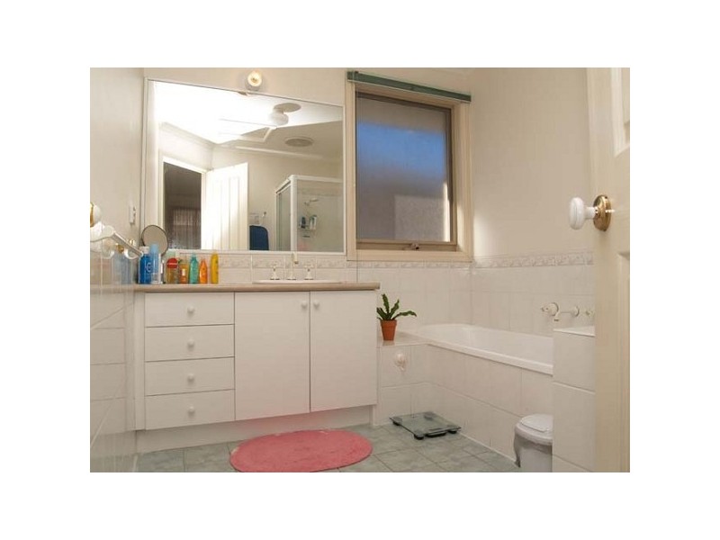 2/5 Bayley Grove, Doncaster VIC 3108