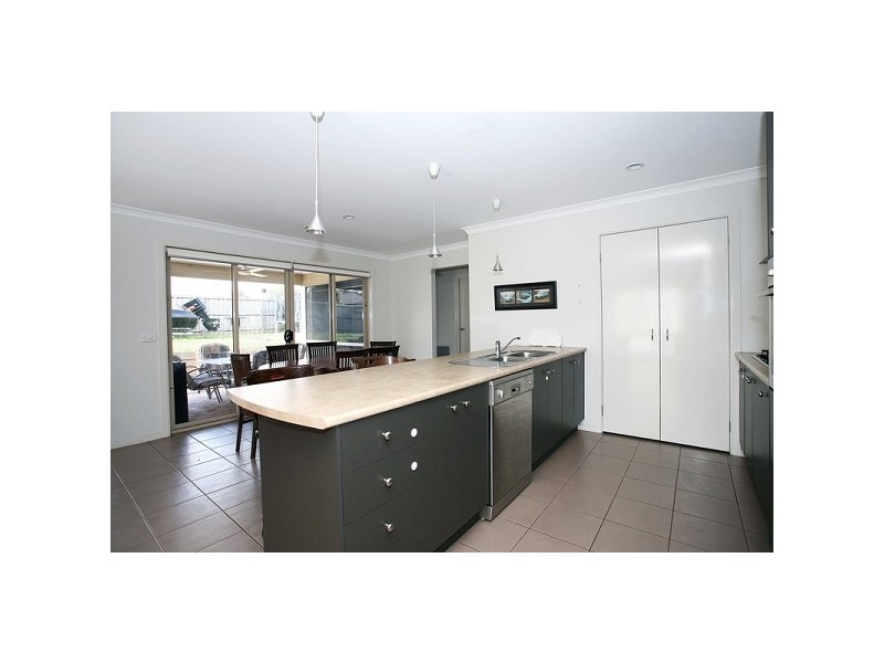 38 Clifton Grove, Carrum Downs VIC 3201