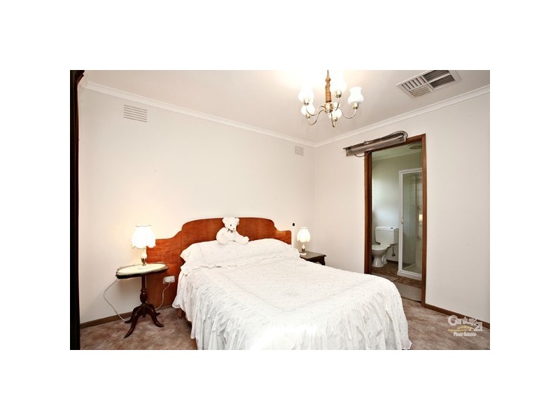 8 Valley Road, Frankston VIC 3199