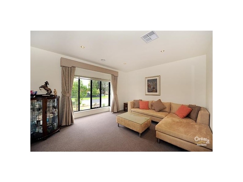 8 Moorgate Avenue, Mount Eliza VIC 3930