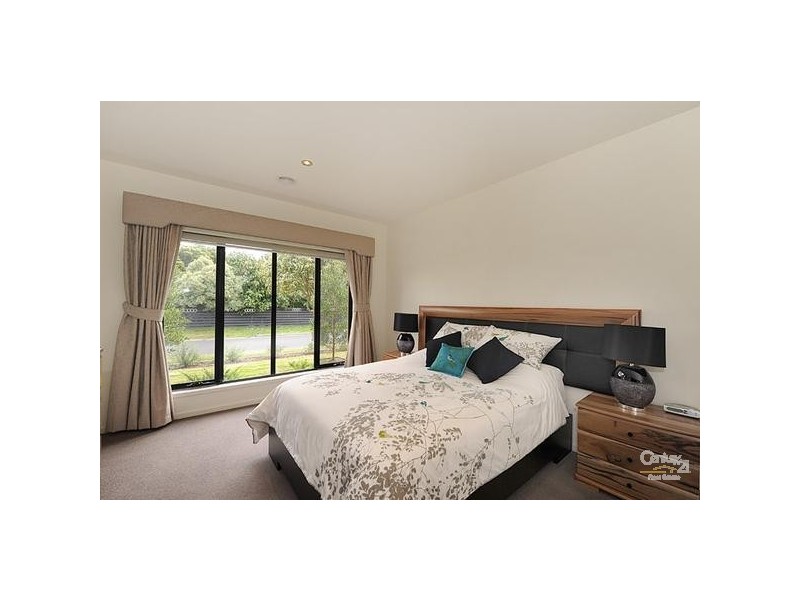 8 Moorgate Avenue, Mount Eliza VIC 3930