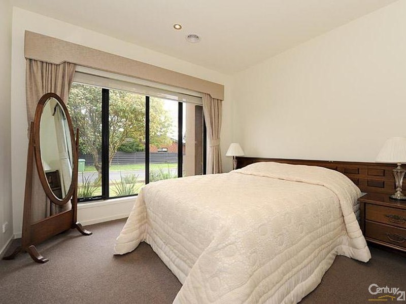 8 Moorgate Avenue, Mount Eliza VIC 3930