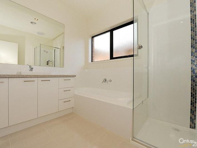 8 Moorgate Avenue, Mount Eliza VIC 3930