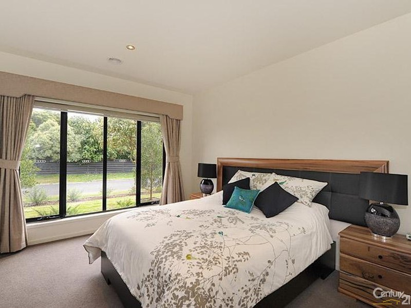 8 Moorgate Avenue, Mount Eliza VIC 3930