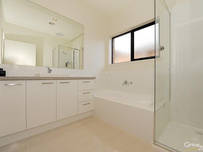 8 Moorgate Avenue, Mount Eliza VIC 3930