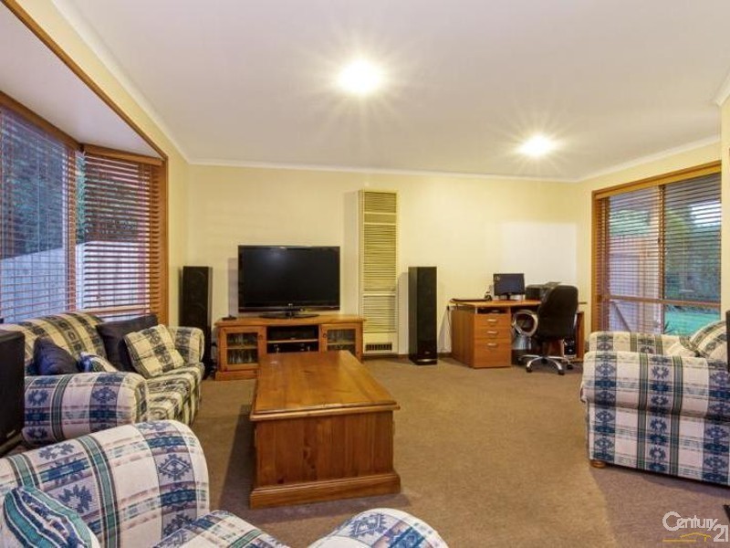 12 Julia Court, Cranbourne North VIC 3977