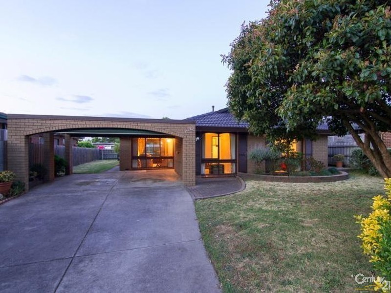 17 Lucas Crescent, Seaford VIC 3198