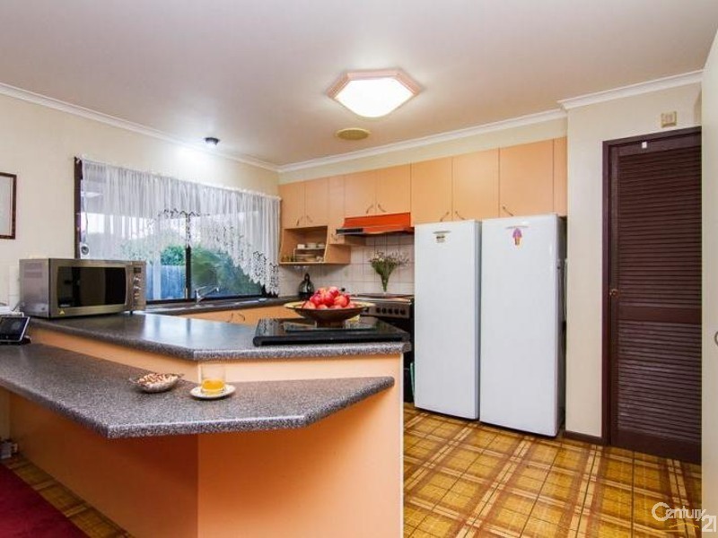 17 Lucas Crescent, Seaford VIC 3198