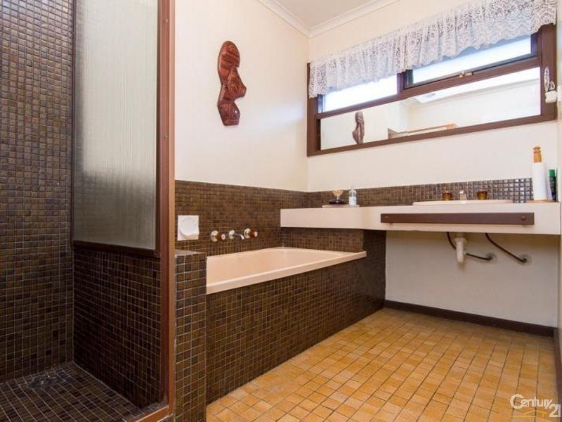 17 Lucas Crescent, Seaford VIC 3198