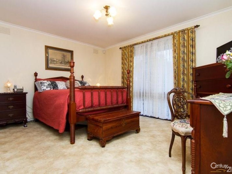 17 Lucas Crescent, Seaford VIC 3198