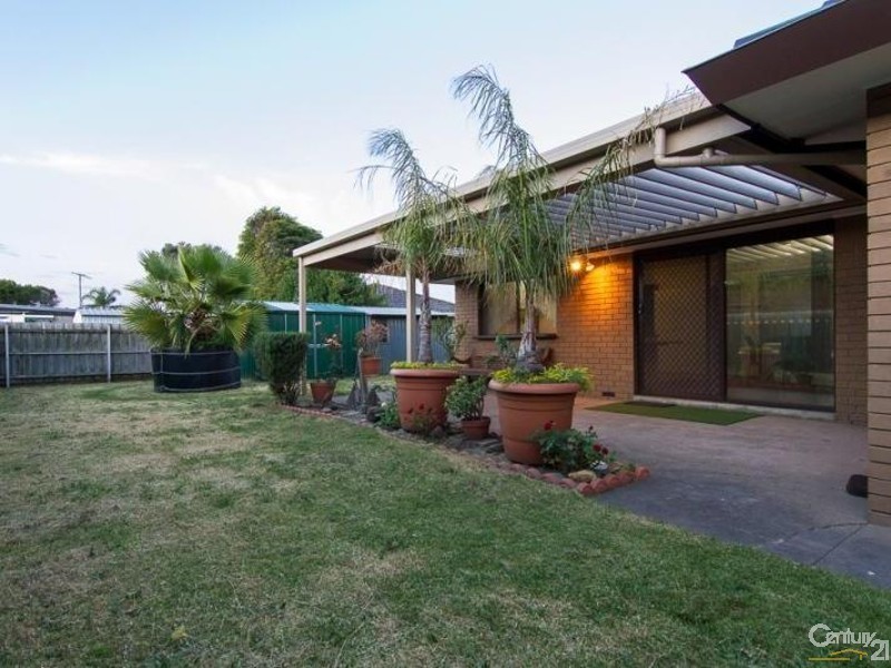 17 Lucas Crescent, Seaford VIC 3198