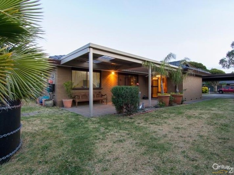 17 Lucas Crescent, Seaford VIC 3198