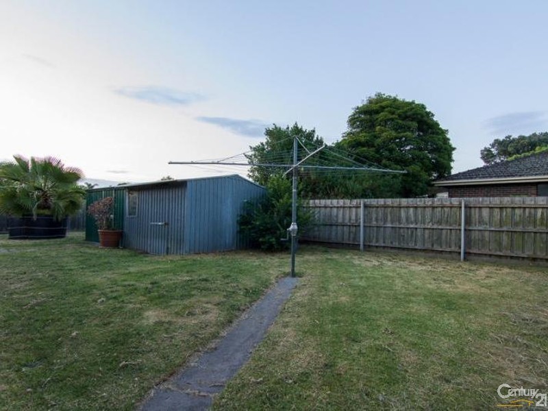 17 Lucas Crescent, Seaford VIC 3198