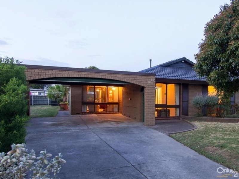 17 Lucas Crescent, Seaford VIC 3198