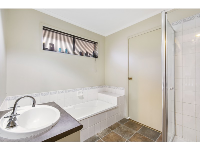 1 Saltbush Glade, Frankston VIC 3199